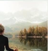  Assise, tranquille, face au lac 
